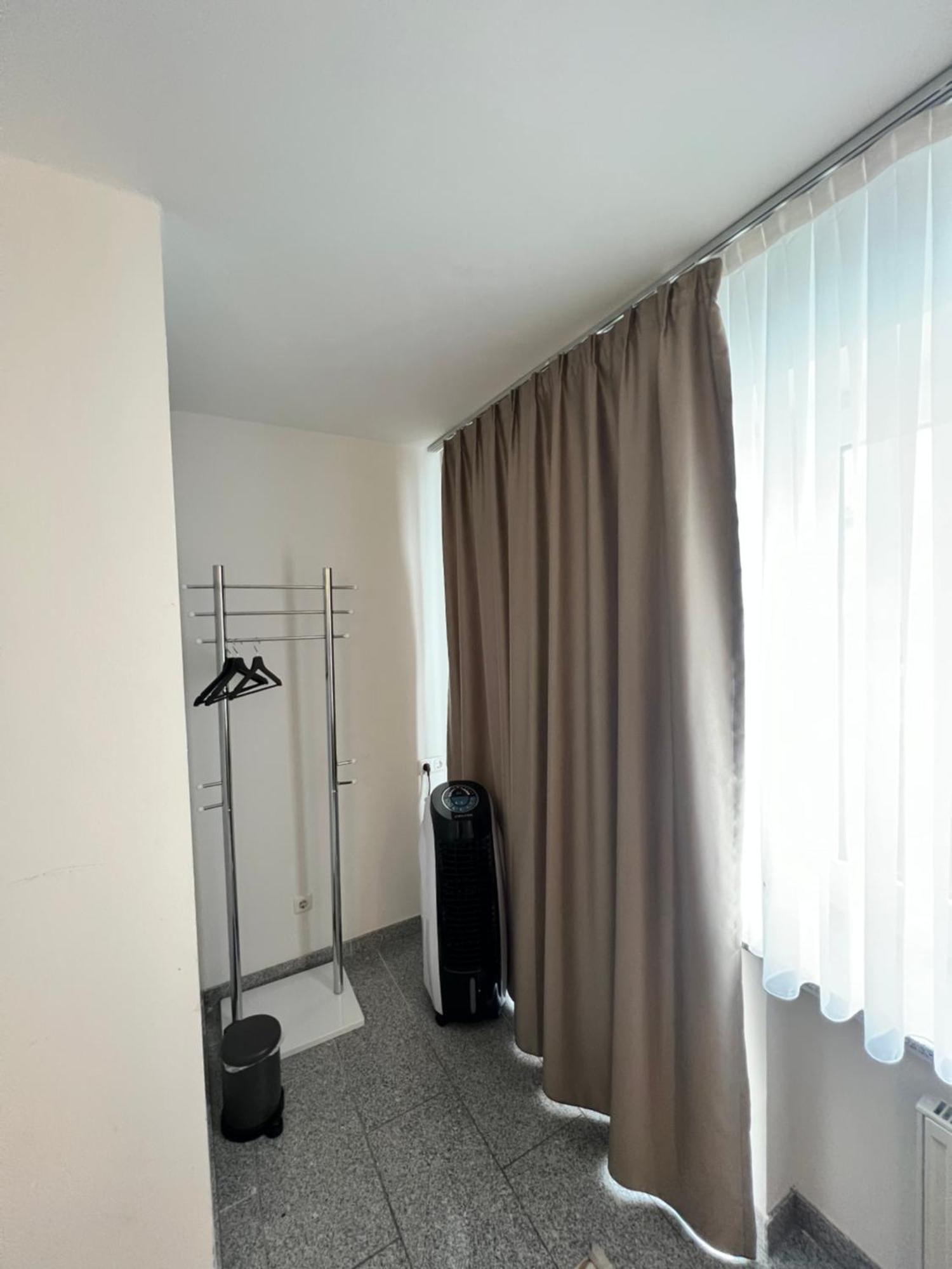 Budget Rooms Just For Sleeping - Digital Access Кёльн Экстерьер фото