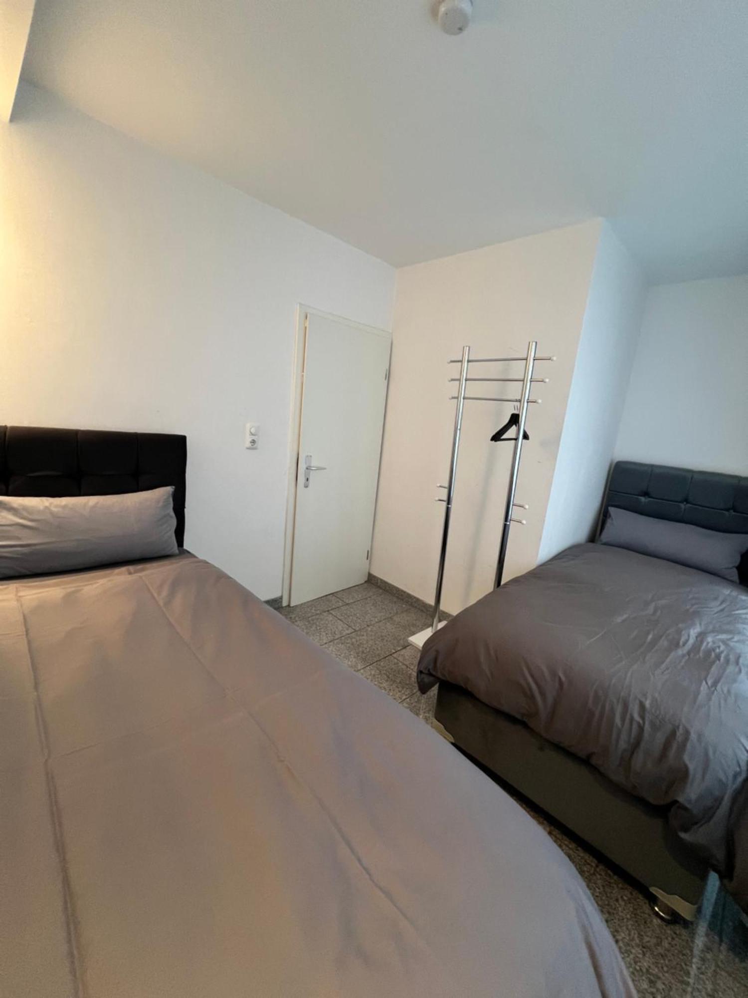 Budget Rooms Just For Sleeping - Digital Access Кёльн Экстерьер фото