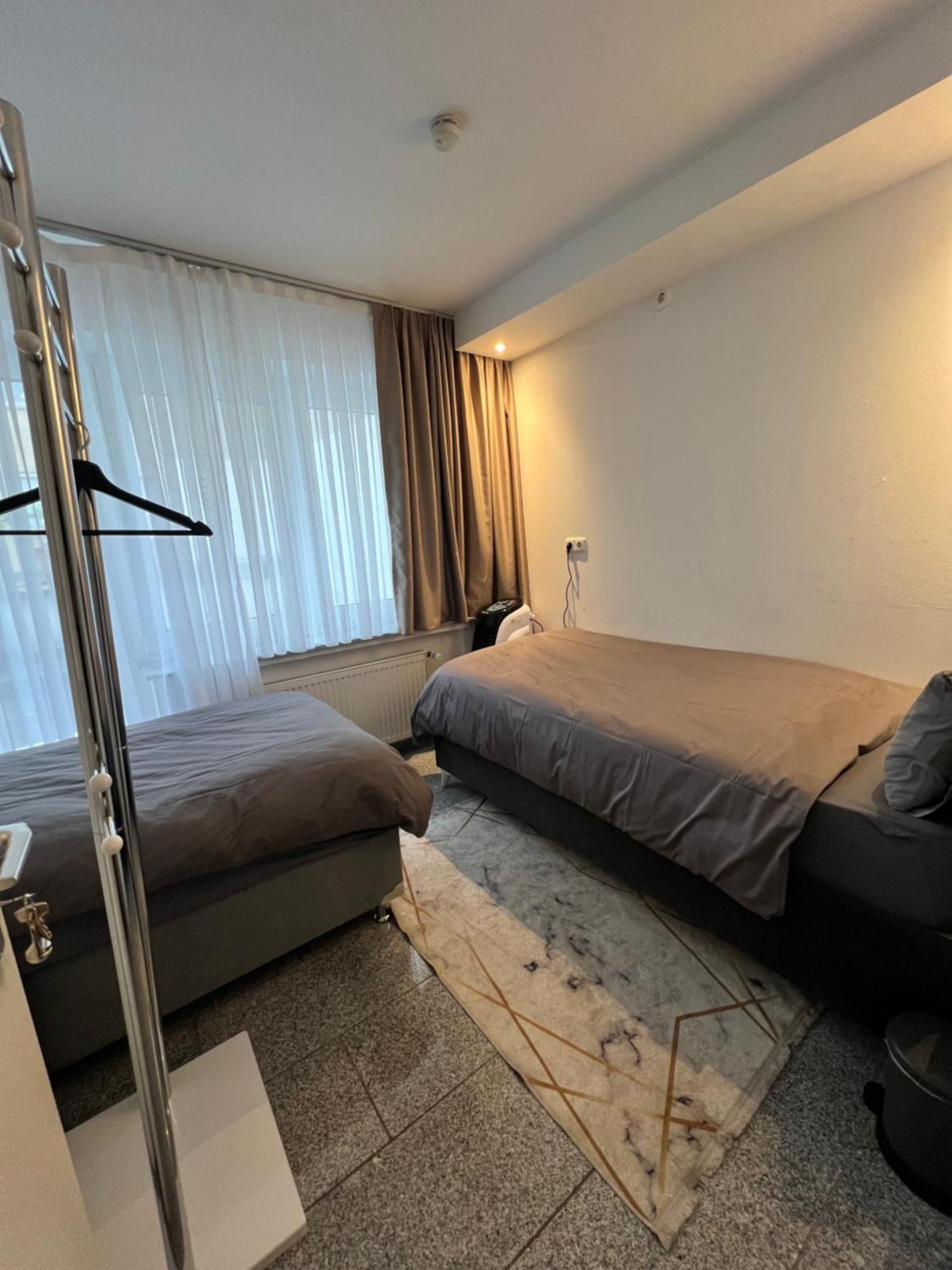 Budget Rooms Just For Sleeping - Digital Access Кёльн Экстерьер фото